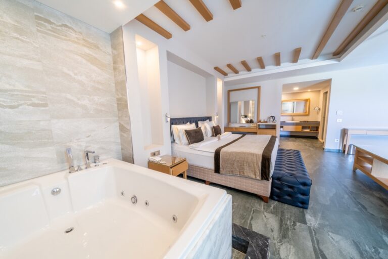 How to Manage Honeymoon Suites Expectations: A 2026 Guide